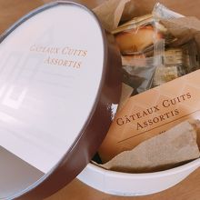 円筒の箱に入ったお菓子