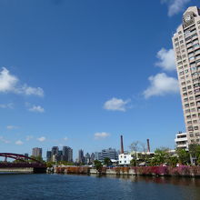 愛河と高層アパート