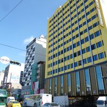 建国二路は幅も広く交通の要です、ホテルが林立してます