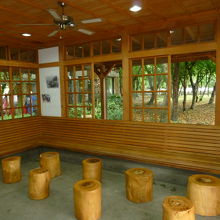 駅舎内待合室も木製品で気持ちい