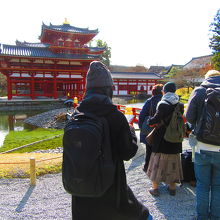 鳳凰堂に入る為に並んでいます。