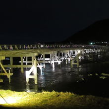 渡月橋もライトアップされてます。