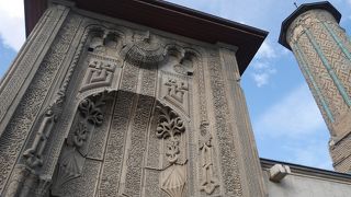 イスラームの幾何学模様が美しい、セルジューク朝時代の名建築