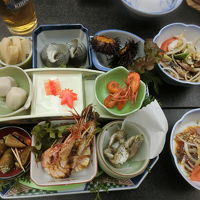 皿鉢料理の夕食。カツオのたたきも美味しかったです