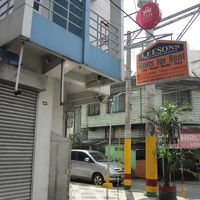 この看板を目印に！