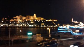 イルミネーションが作るプダペストの夜景は、最高で、観光船発着所がドナウ川沿いにたくさんあります