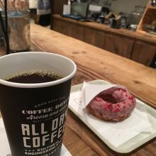 本日のコーヒーとイチゴのドーナツ