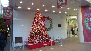 赤いツリーが目を惹いた。