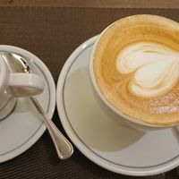 朝食のエスプレッソとカプチーノ