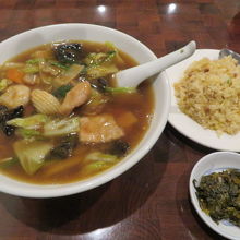 五目麺と半炒飯のセットです