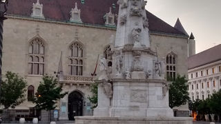 きれいな建築物に囲まれています