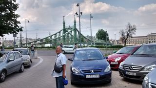 トラムもこの橋の上を通っています