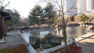 高層ビルの谷間の回遊式日本庭園