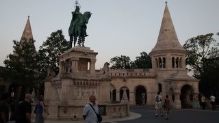 像ののかっている大理石の彫刻がたいへん精巧