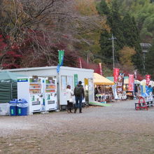 お土産屋、観光案内所があります