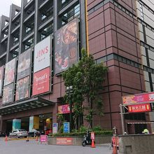 北東側にある地下駐車場への入り口