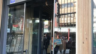 雷門の向かいにある観光センター