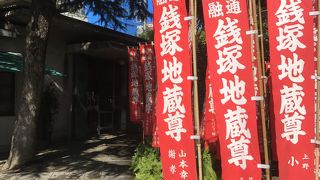浅草寺の奥の方にひっそりとります