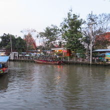 運河沿いボートがあります