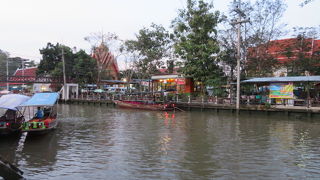 夜はボートで蛍見物