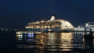 クリスマスマーケットは大にぎわい！