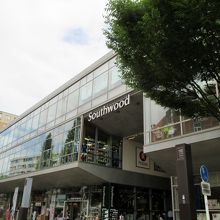 駅からすぐです。