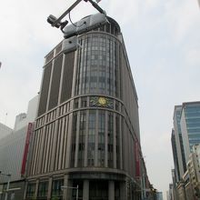 日本橋の上から見た三越