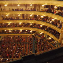 見やすい席は少なそうです。