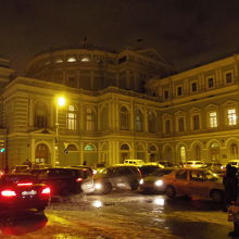 終演後、タクシーの呼び込みなどで渋滞