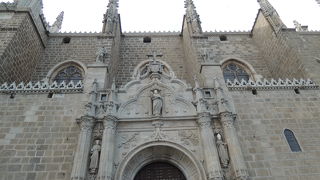 トレド郊外を眺める教会