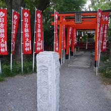 百度石が参道入口に