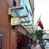 南側に面した道に入口があります。