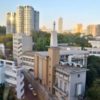 窓開けたらすぐ隣のビルしか見えない、が多い香港でこの解放感。