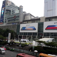 前広場にはビアガーデン