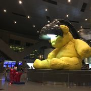 黄色のクマさんが、ランドマークのハマッド国際空港