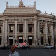 ウィーン国立歌劇場 (国立オペラ座)の建築様式のほうが、より美しく壮大かな？
