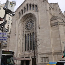 バス停看板に路線番号が表示されています