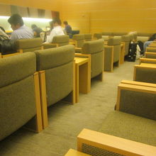 客席は閉塞感があるので、HNDに慣れた方はびっくりかな？