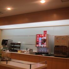 ドリンクコーナーの様子（つまみもこちらの一角にあります）