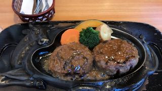 牛肉100%ハンバーグは少しレアな状態で食べたほうが良い