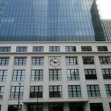 バス乗り場から見た外観。