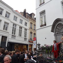 小便小僧の前の広場はすごい人だかり