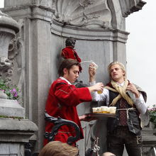 小僧のシンボルから何とビールが。。。