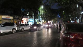 ハノイ大教会の前の通り　お洒落な店がある