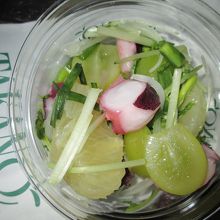 シャインマスカットとたこのサラダ