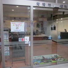 常滑駅構内の観光案内所の様子
