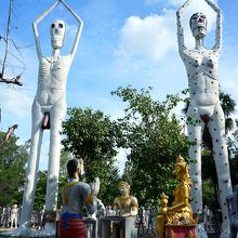 寺内にある最も大きな餓鬼像、下にいるのは閻魔様