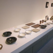 この案内所には常滑焼の展示ブースも併設されています