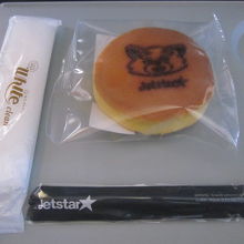 500円クーポンで購入したどら焼きとボールペンの様子