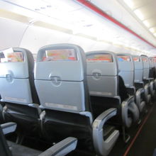機内の様子（A320-200）。３－３のナローです。
